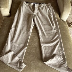 Under Armour men’s light tan Showdown golf pants sz 36/30.